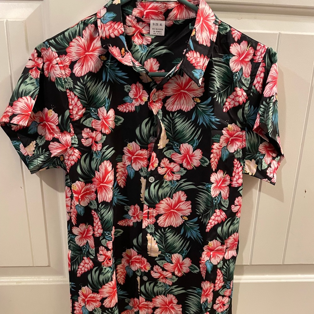 XL Boys Button Down Hawaiian Big Red Flower Short Sleeve Shirt.